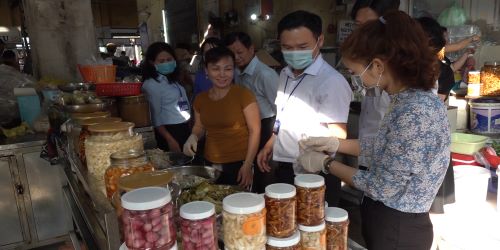 Kiểm tra thực phẩm đồ chua tại chợ Tân Phong.jpg