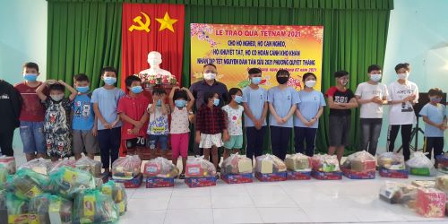 Chủ tịch UBND phường Quyết Thắng trao quà cho các em học sinh nghèo trên địa bàn.jpg