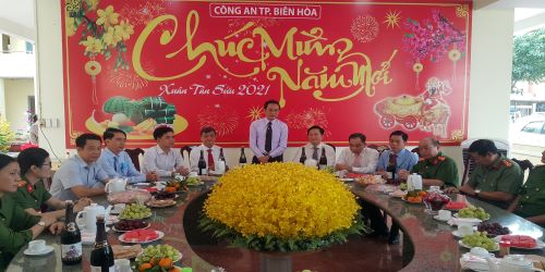 Lãnh đạo Thành ủy, UBND TP Biên Hòa thăm, chúc tết tại Công an thành phố Biên Hòa.jpg
