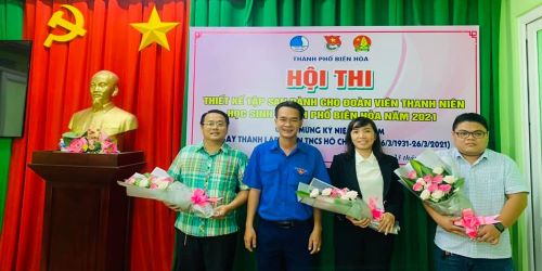 Đ-c Nguyễn Minh Hiếu - Bí thư Thành đoàn tặng hoa cho Ban giám khảo.jpg