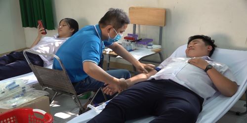 Học sinh trường THPT Nam hà hiến máu tình nguyện.jpg