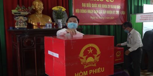 Lãnh đạo UBND TP Biên Hòa bỏ là phiếu trong ngày bầu cử.jpg