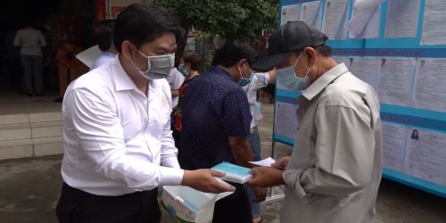 Cấp phát khẩu trang cho cử tri tại khu vực bỏ phiếu của phường Quyết Thắng.jpg