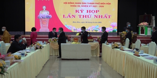 Các đại biểu HĐND thành phố Biên Hòa bỏ phiếu bầu.jpg