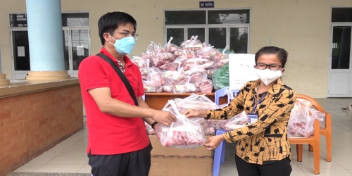 Nhóm thiện nguyện Tâm Minh tặng quà cho tuyến đầu chống dịch tại phường Hiệp Hòa.jpg