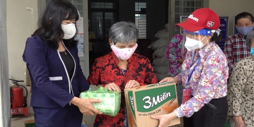 Phụ nữ Công an Biên Hòa trao quà cho người khó khăn.jpg