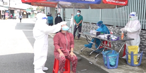 Đội lấy mẫu của TP Biên Hòa xét nghiệm Covid-19 cho người dân tại phường Long Bình Tân.jpg