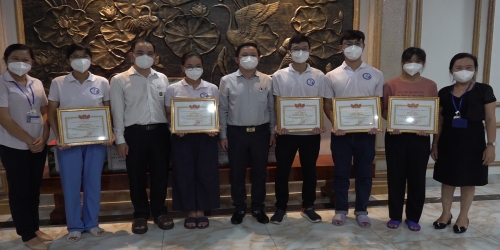 Lãnh đạo thành phố Biên Hòa trao giấy khen cho tập thể và các cá nhân có thành tích xuất sắc trong công tác phòng chống dịch.jpg