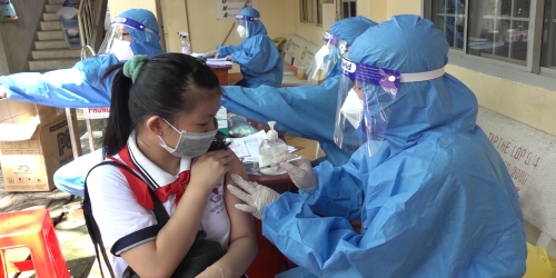 Tiêm vaccine phòng Covid-19 cho học sinh Trường THCS Nguyễn Bỉnh Khiêm.jpg