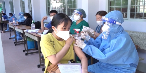Tiêm vaccine cho học sinh Trường THPT Tam Hiệp.jpg