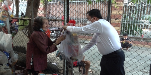 Ủy ban nhân dân thành phố đến thăm và trao quà tết cho các gia đình .jpg