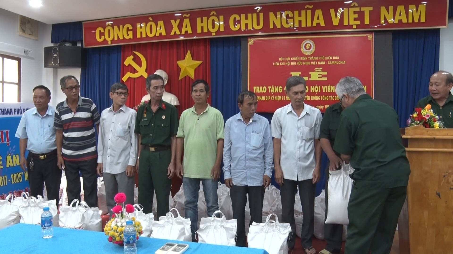 tặng gạo cho hội viên CCB có hoàn cảnh khó khăn