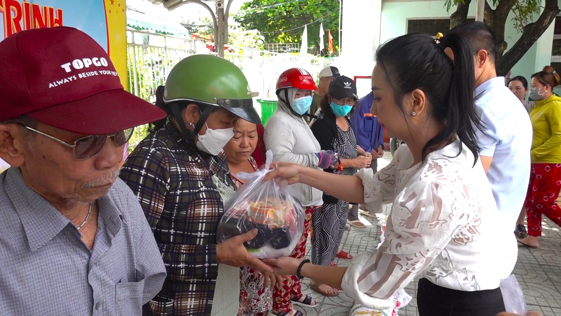Trao quà cho người dân