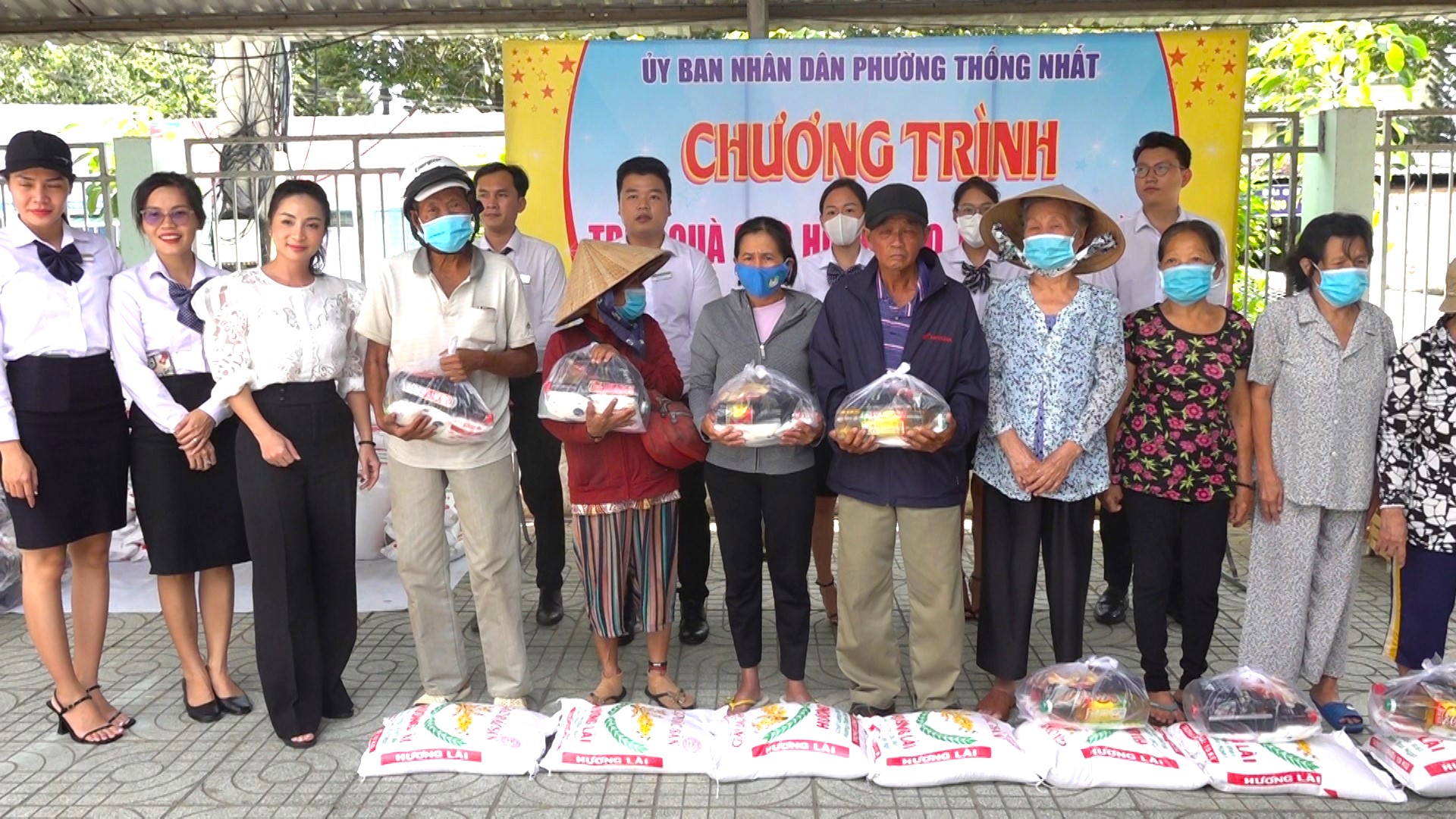 Trao quà cho người dân