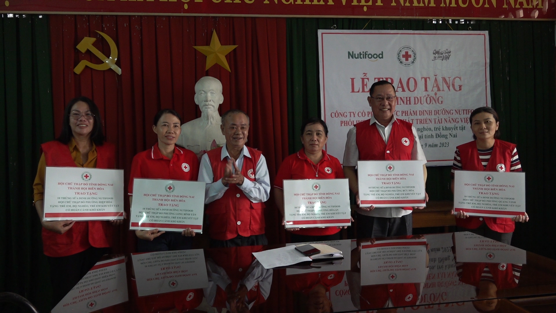 tặng quà cho người dân