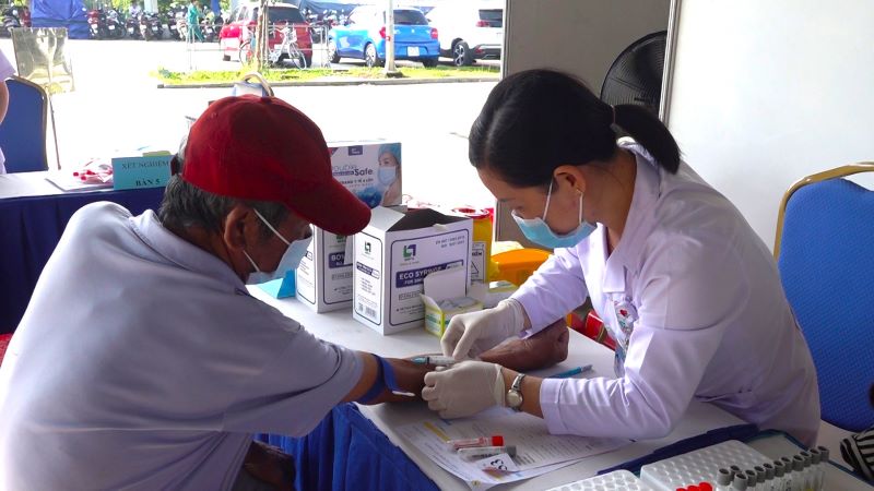 Xét nghiệm máu cho người dân