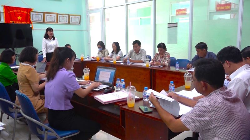 Đoàn giám sát làm việc