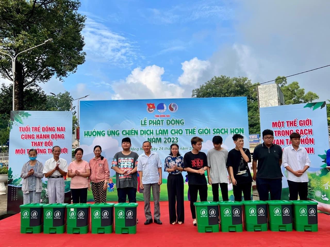 Trao tặng quà
