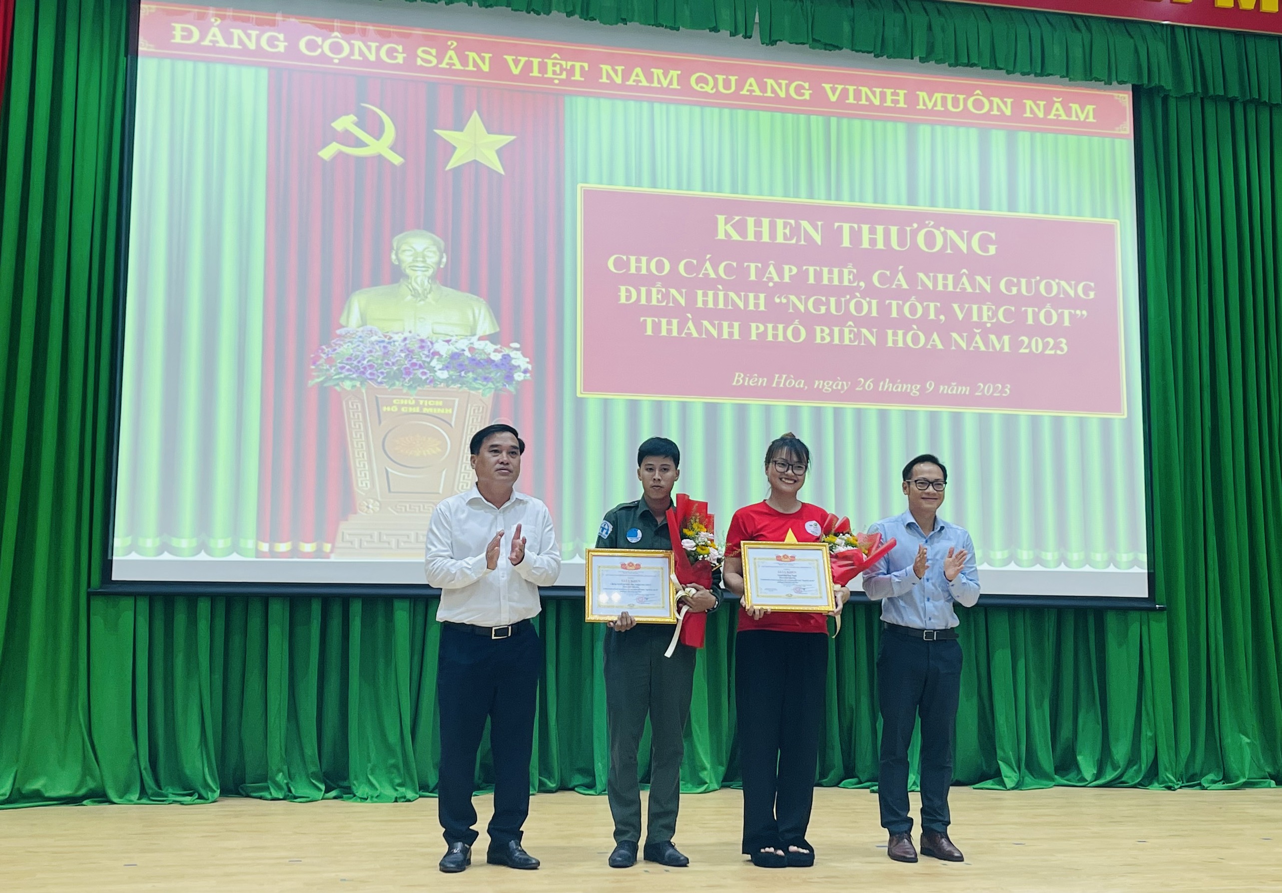 trao giấy và hoa