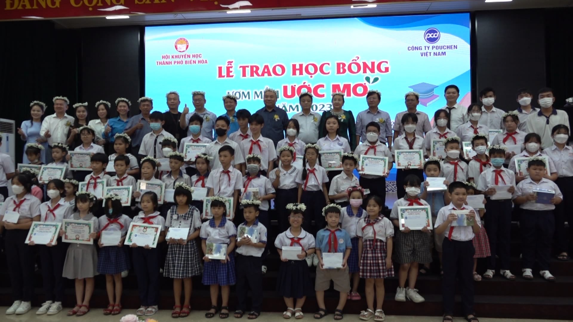 Trao học bổng cho các em
