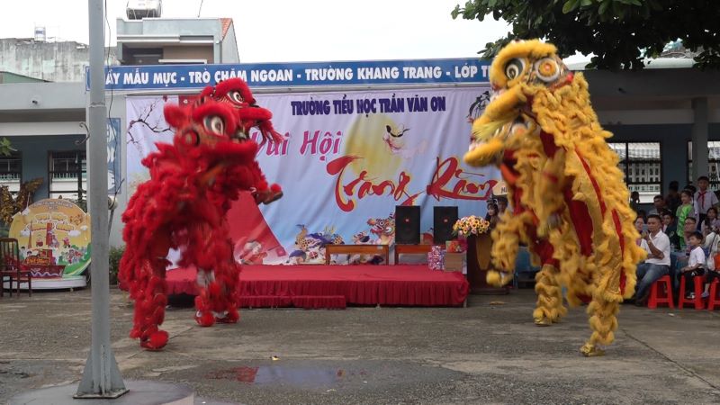 Biểu diễn múa lân mừng Trung thu