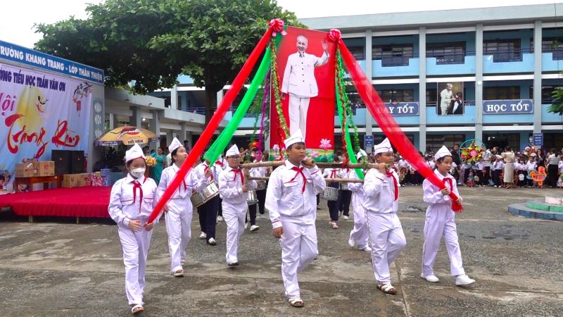 Lễ rước ảnh Bác Hồ