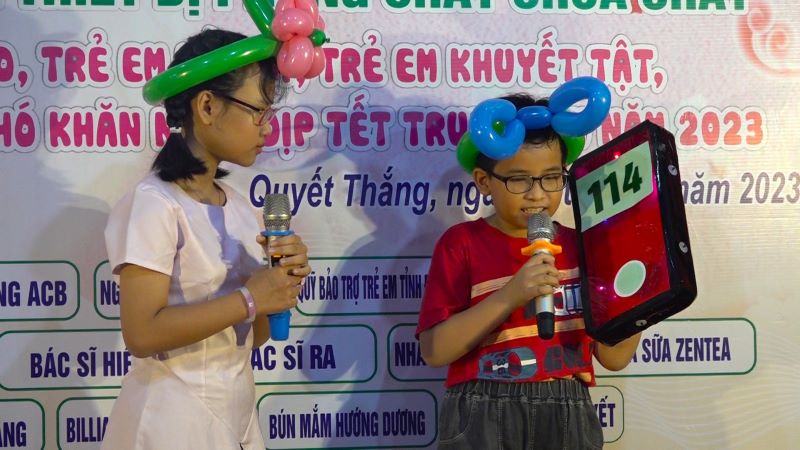 Sản phẩm mô phỏng chiếc điện thoại và số cứu hộ cháy