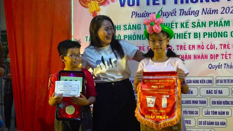 Trao giải cho các đội