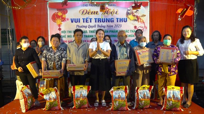 Trao quà cho các hộ khó khăn