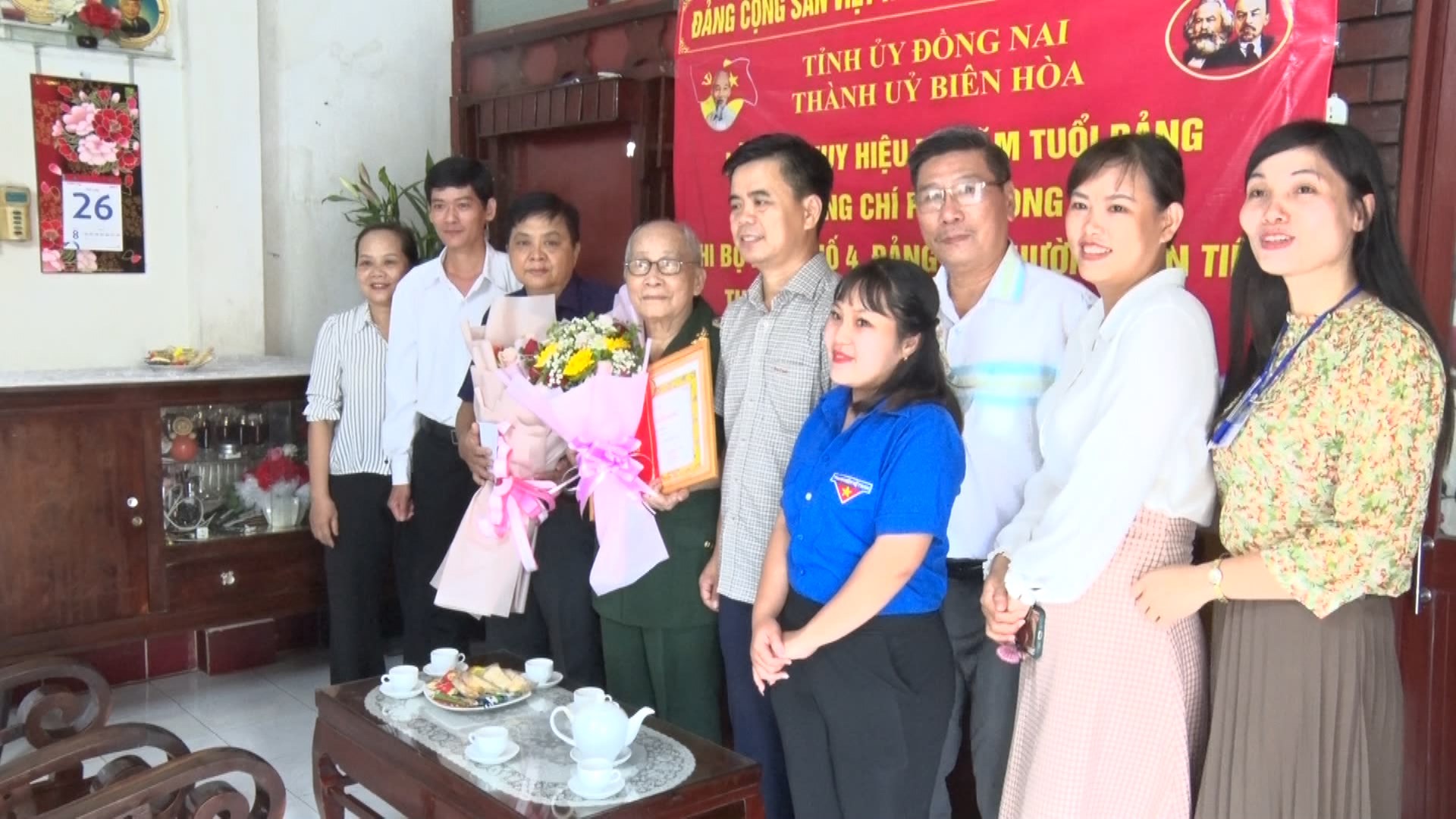 trao huy hiệu 70 năm tuổi Đảng cho Đảng viên Phan Long Thiềm