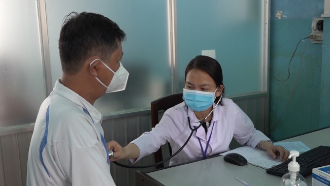 Bác sĩ Phan Kim Duy khám chữa bệnh cho người dân.jpg