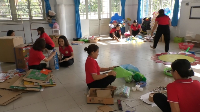 Sáng tạo đồ dùng chơi mà học từ vật liệu tái chế.jpg