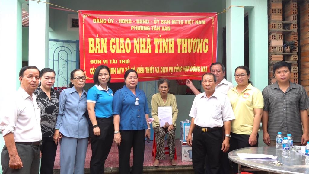 Lễ bàn giao nhà cho hộ bà Nguyễn Thị Bạc