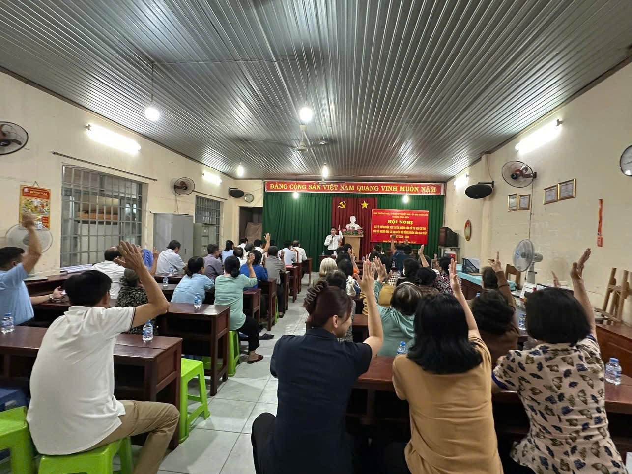 Description: D:\Hinh anh\Anh Ky yeu ĐH\Văn kiện Đại hội BH\gen-h-z7516610326032_2102eb61f2b8c384e48d90562ffc585c.jpg