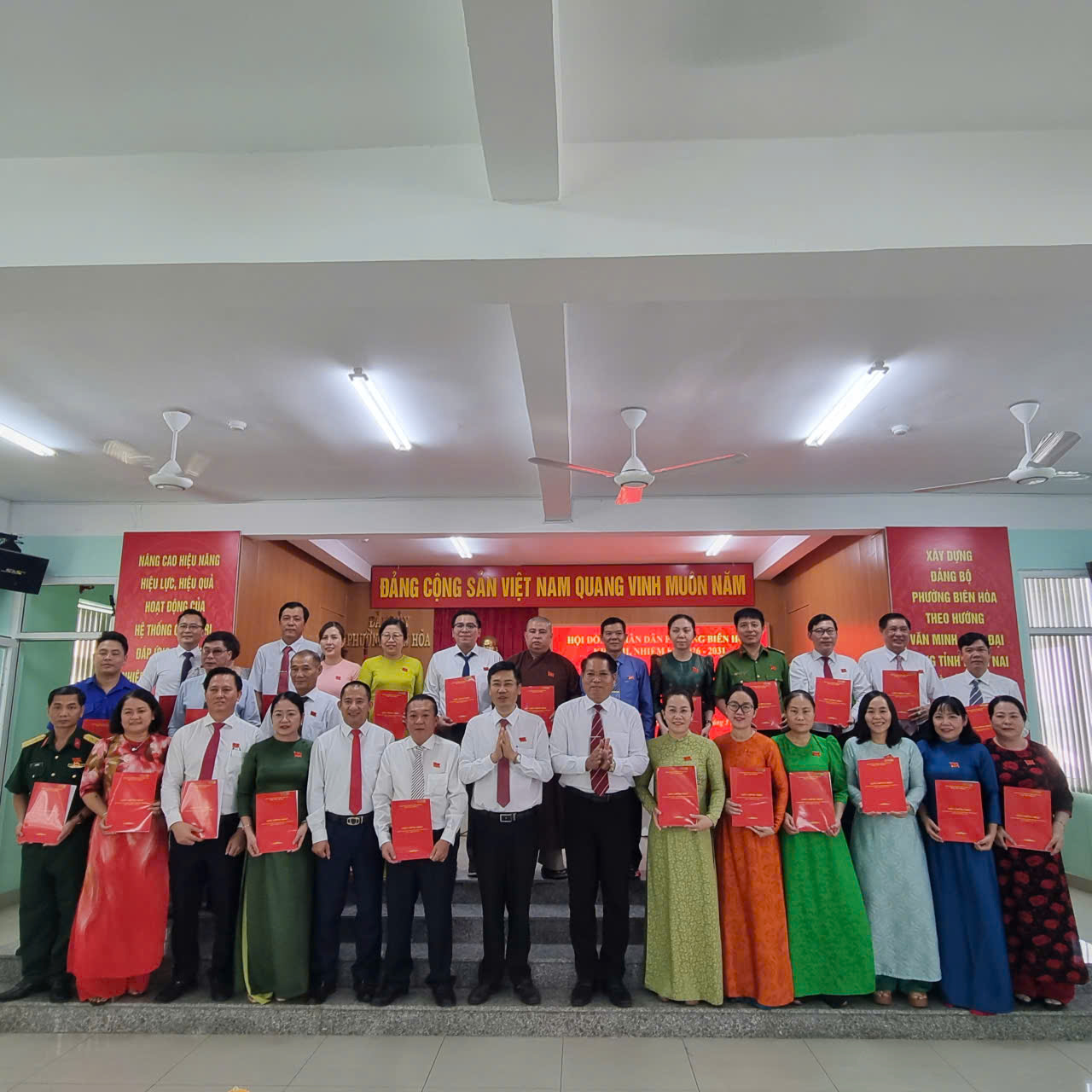 Description: D:\Bai viet 2025\Hinh anh\gen-h-z7655590159497_8f7bf9e5beba000cc24da0764df30c0d.jpg