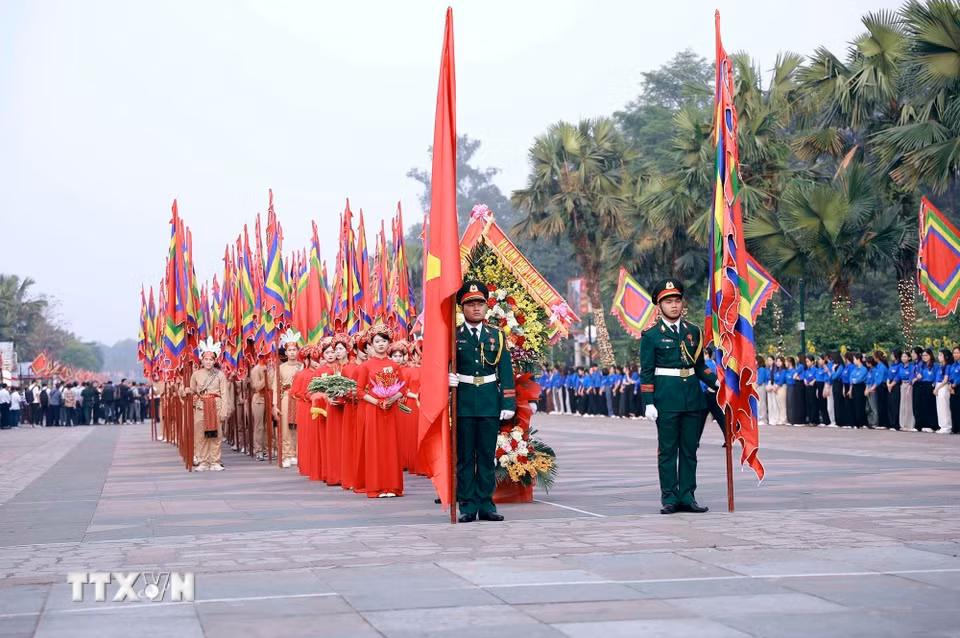 Đoàn nghi lễ rước kiệu khởi hành lên núi Nghĩa Lĩnh, nơi thờ tự các Vua Hùng