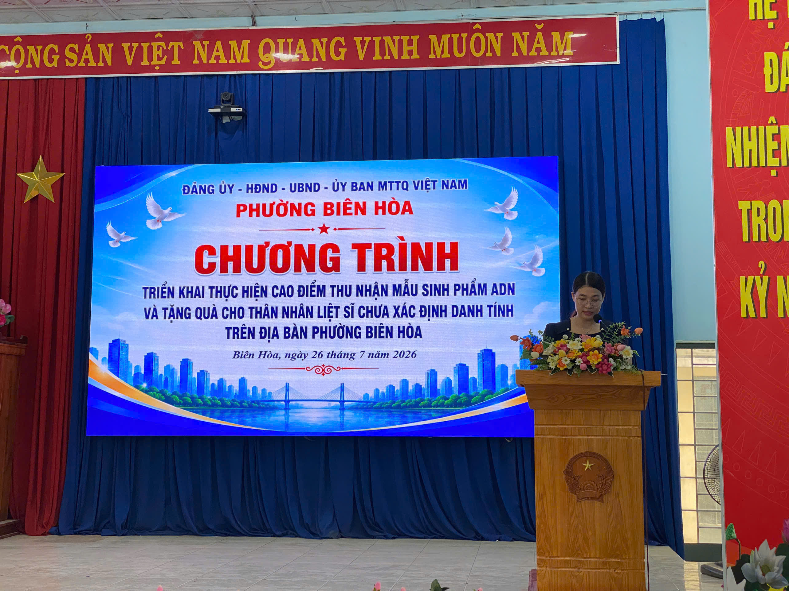 Bà Vương Thị Hảo - Trưởng phòng VHXH phường Biên Hòa thông qua kế hoạch triển khai chương trình thu nhận mẫu sinh phẩm ADN trên địa bàn phường