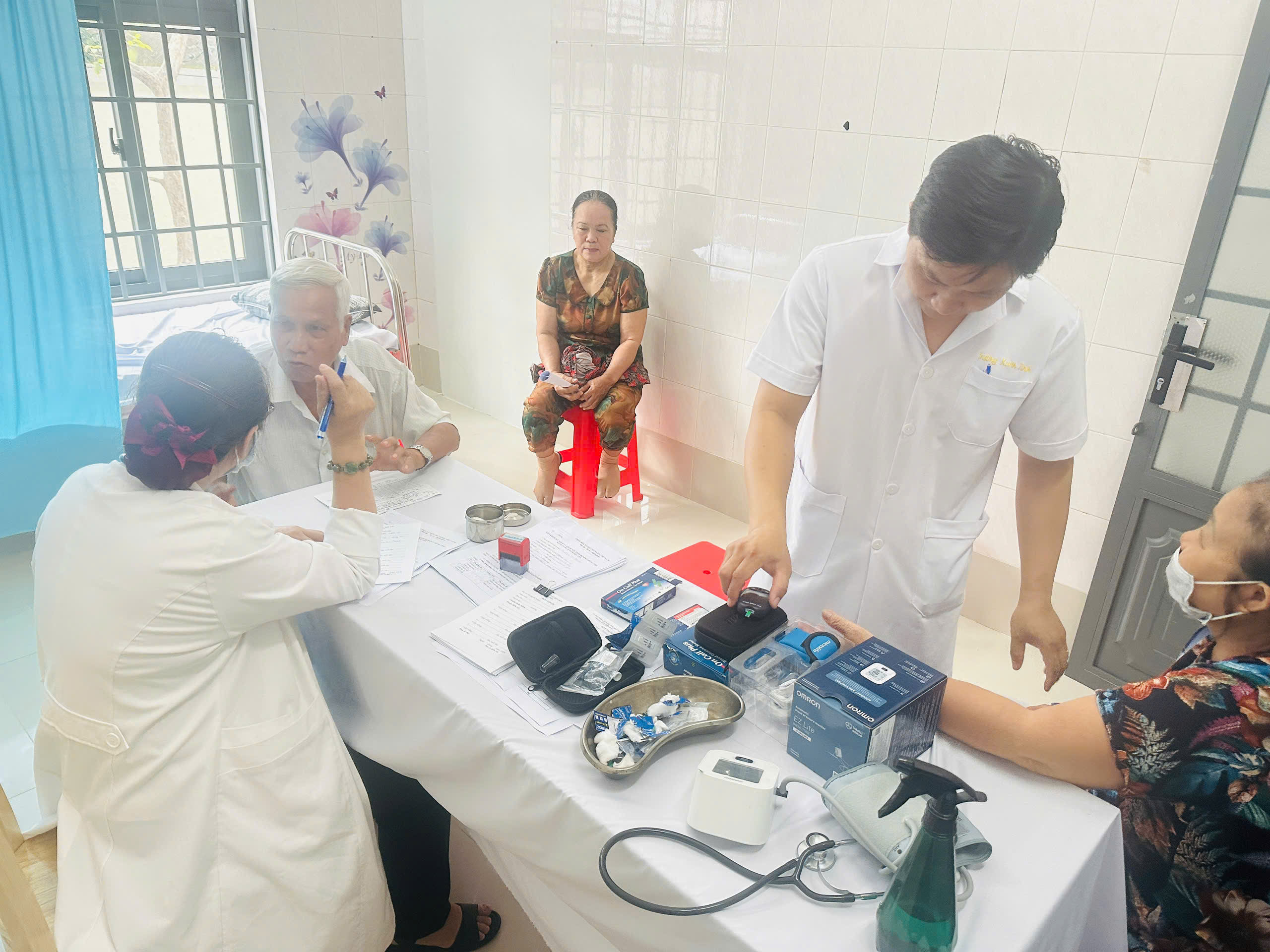 Đội ngũ y, bác sĩ thực hiện khám tổng quát, đo huyết áp và tư vấn điều trị.