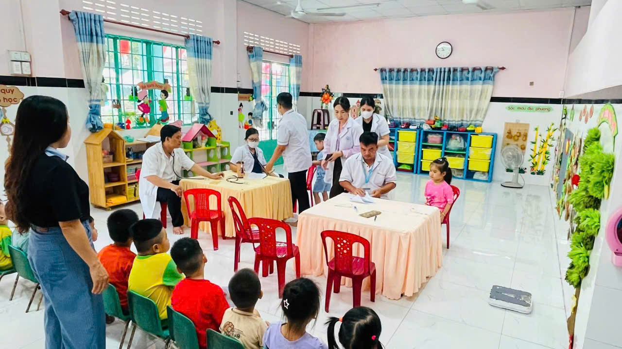 Đội ngũ y, bác sĩ Trạm Y tế phường Biên Hòa thực hiện khám sức khỏe tổng quát cho trẻ tại Trường Mầm non Bửu Hòa.