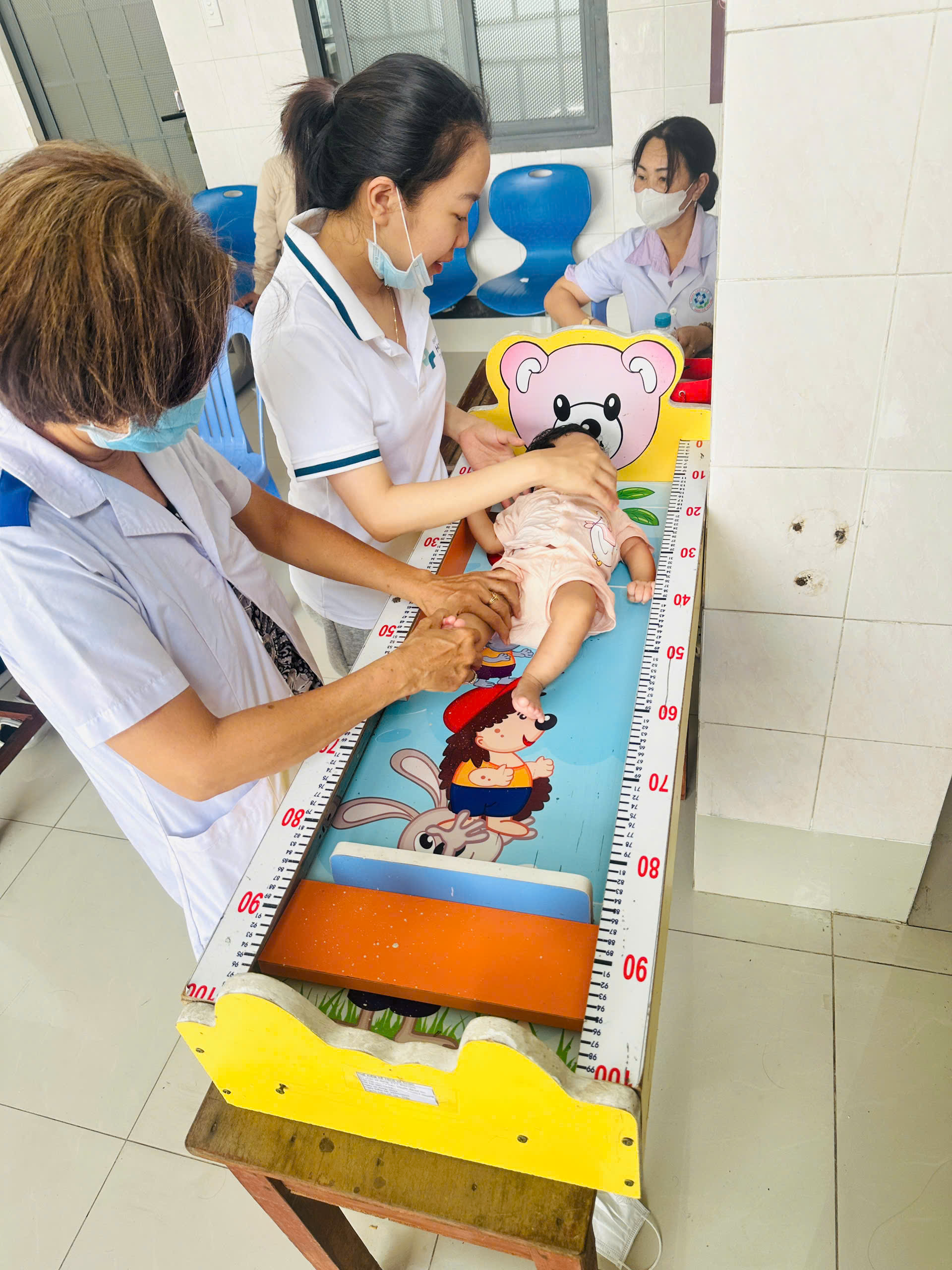 Đo chiều dài cơ thể và đánh giá các chỉ số phát triển đối với trẻ nhỏ.