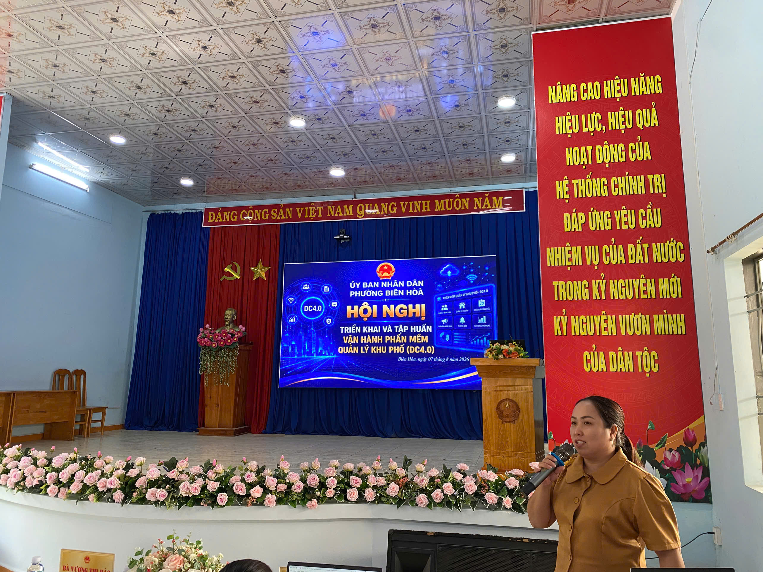 Lãnh đạo Phòng Văn hóa và Xã hội điều hành chương trình, trao đổi các nội dung triển khai và hướng dẫn vận hành phần mềm.
