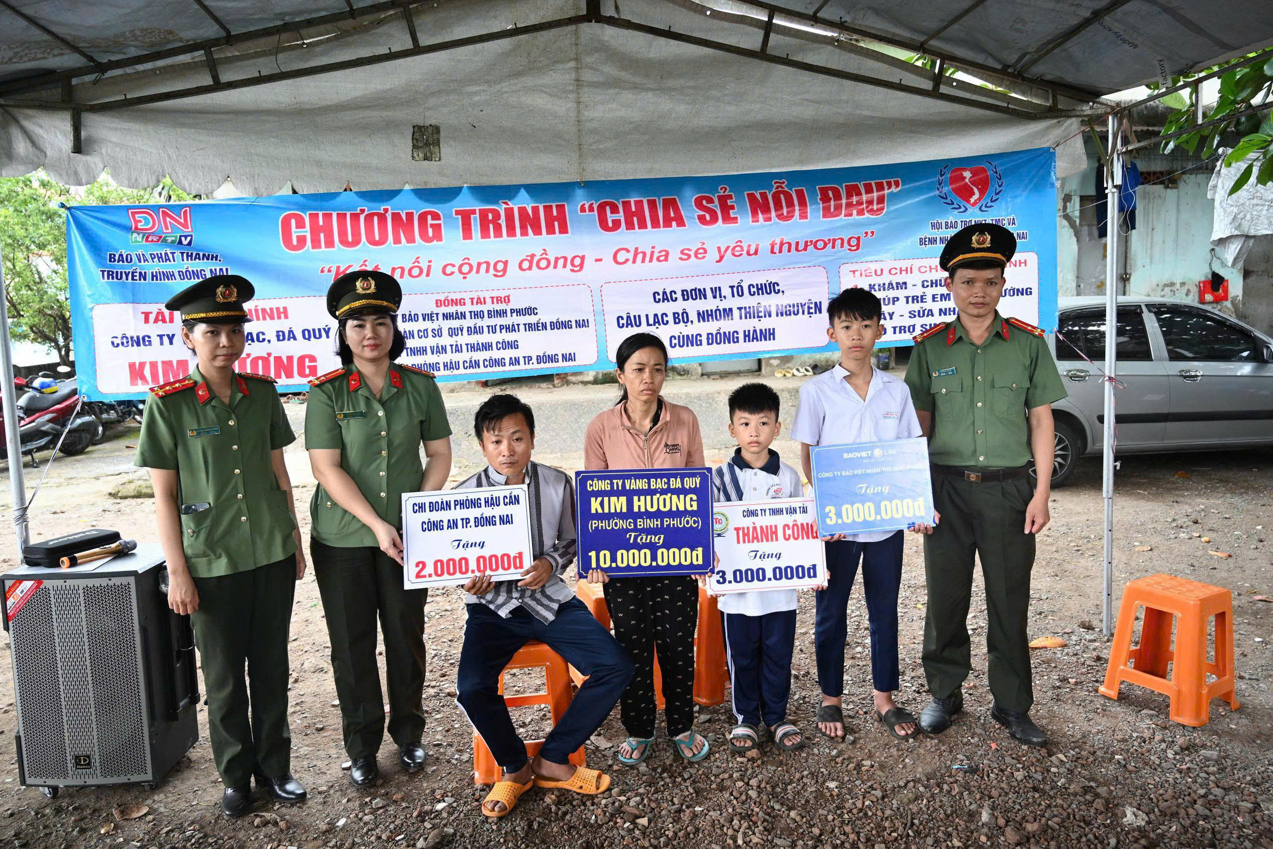 Đại diện chính quyền địa phương và các đơn vị đồng hành chụp ảnh cùng gia đình ông Nguyễn Văn Hiện.