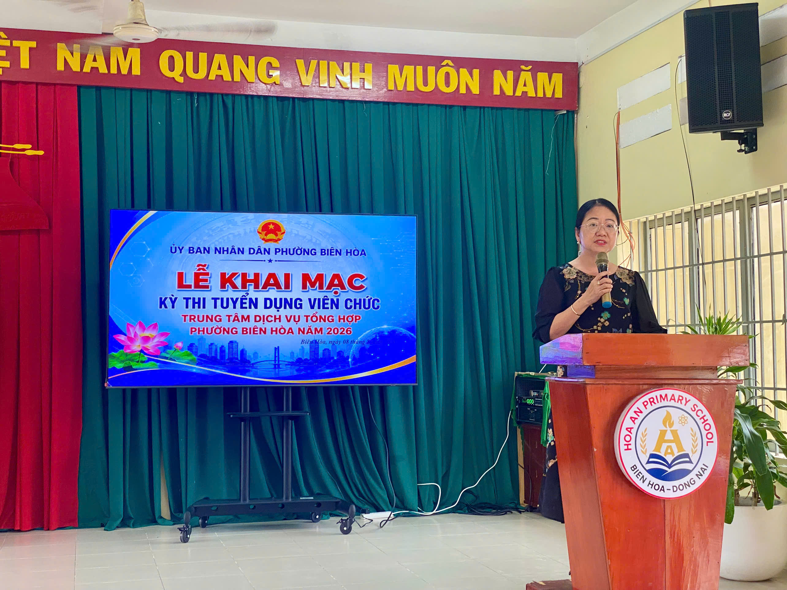 Bà Phạm Thị Mỹ Phương - Quyền Chủ tịch UBND phường Biên Hòa phát biểu khai mạc kỳ thi tuyển dụng viên chức Trung tâm Dịch vụ tổng hợp năm 2026.