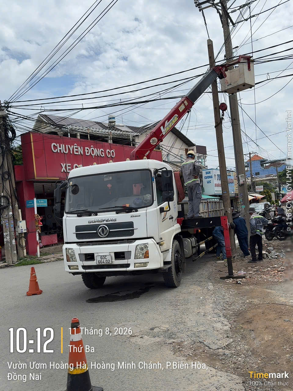 Phương tiện chuyên dụng được huy động phục vụ công tác di dời trụ điện.