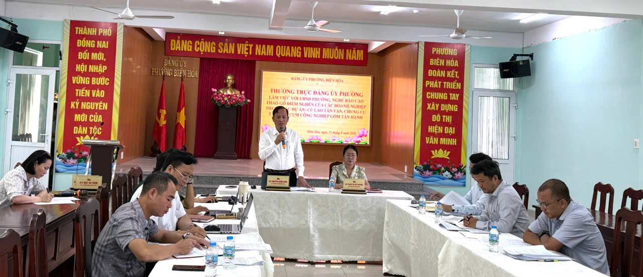 Đồng chí Nguyễn Minh Bình, Bí thư Đảng ủy phường cùng đồng chí Phạm Thị Mỹ Phương, UVTV, Quyền Chủ tịch UBND phường chủ trì buổi làm việc
