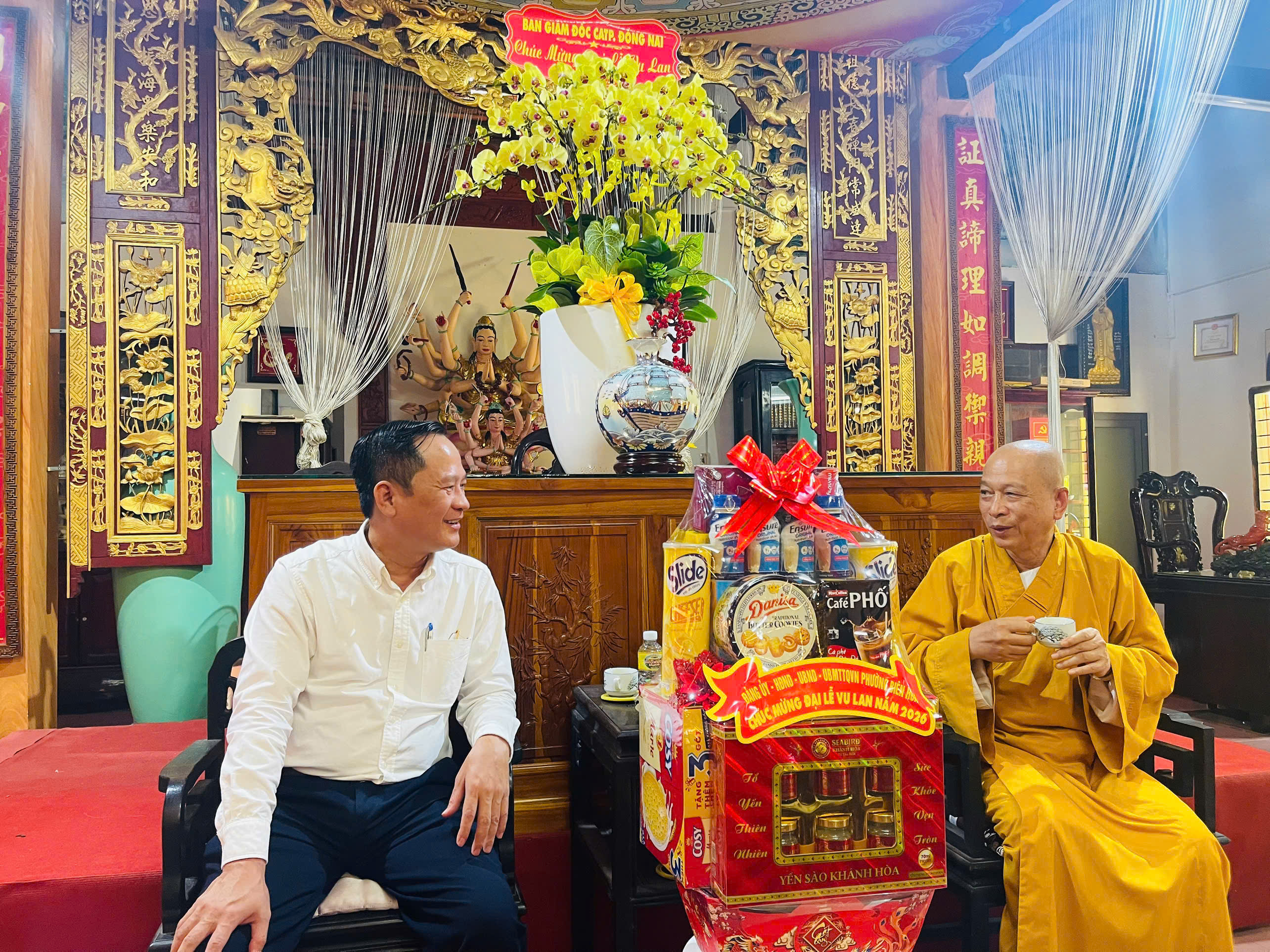 Đồng chí Nguyễn Minh Bình - Bí thư Đảng ủy phường Biên Hòa thăm, chúc mừng chức sắc Phật giáo tại Tổ đình Long Thiền nhân dịp Lễ Vu Lan báo hiếu năm 2026.