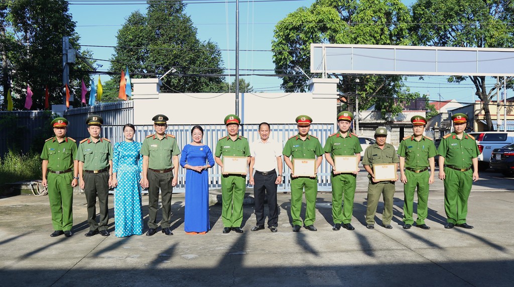 Lãnh đạo phường Biên Hòa trao Giấy khen cho tập thể Công an phường và các cá nhân có thành tích xuất sắc trong đấu tranh phòng, chống tội phạm.