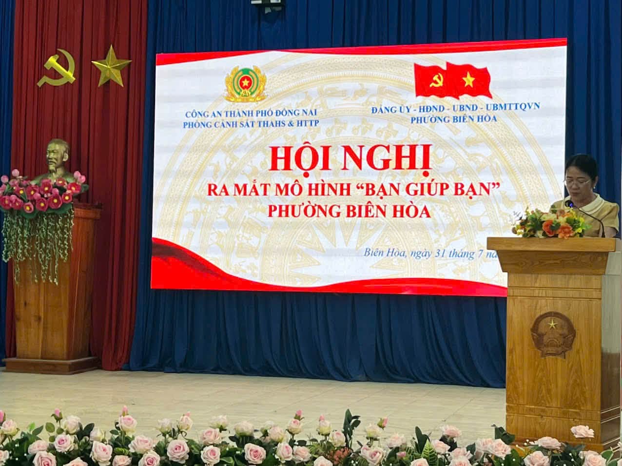 Bà Phạm Thị Mỹ Phương - Quyền Chủ tịch UBND phường phát biểu hưởng ứng và triển khai mô hình trên địa bàn