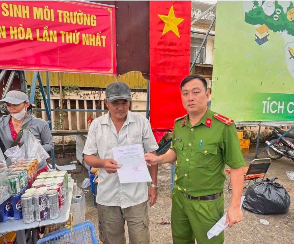 Cán bộ Công an phường Biên Hòa tuyên truyền, nhắc nhở người dân chấp hành các quy định về bảo vệ môi trường, không vứt, đổ rác không đúng nơi quy định.
