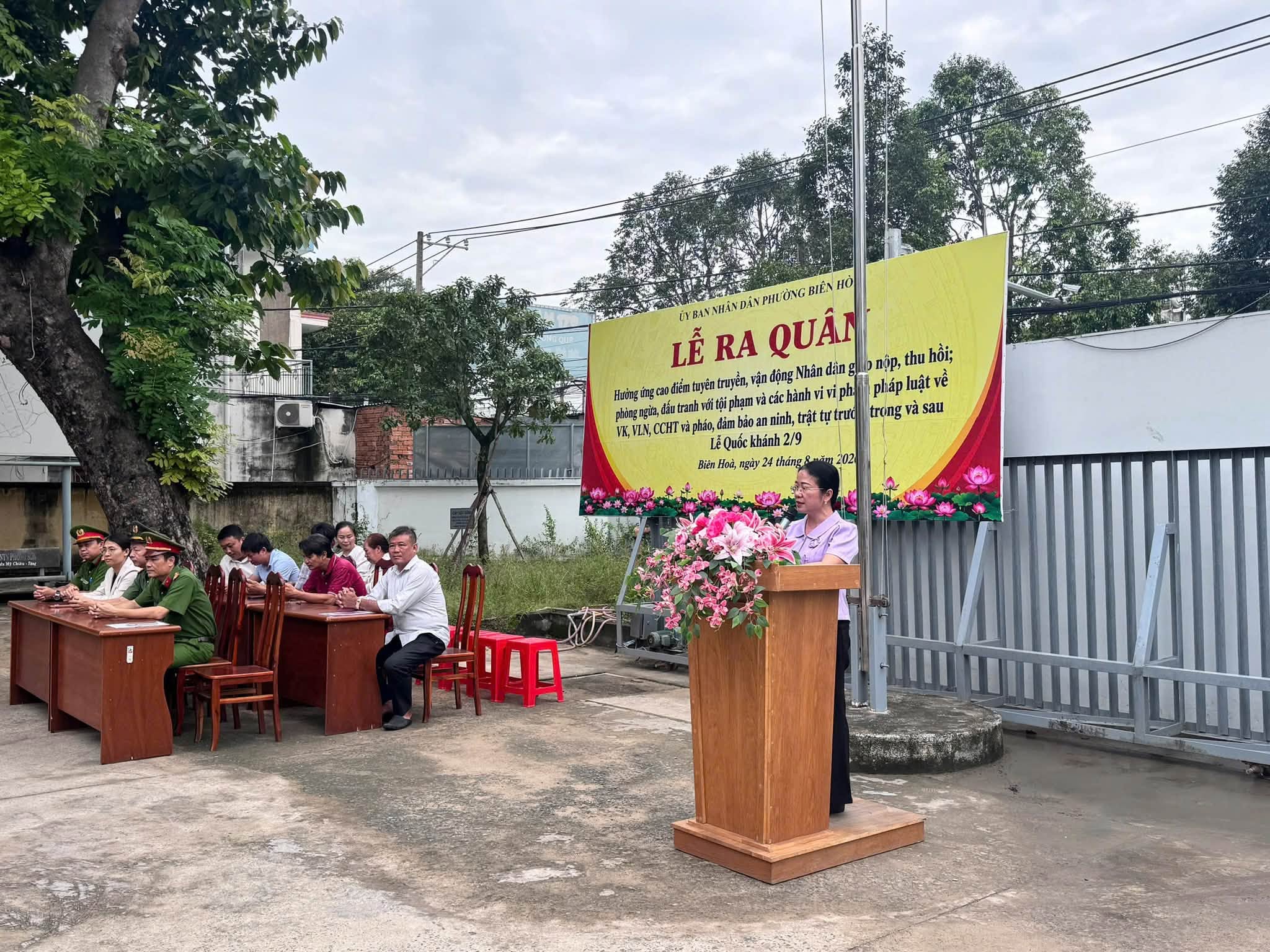 Bà Phạm Thị Mỹ Phương – Ủy viên Thường vụ Đảng ủy, Quyền Chủ tịch UBND phường phát biểu tại buổi lễ ra quân